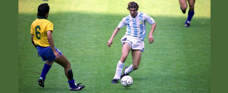 Claudio Caniggia e Branco durante o jogo entre Argentina e Brasil nas Oitavas de Final da Copa do Mundo de 1990. Foto: 