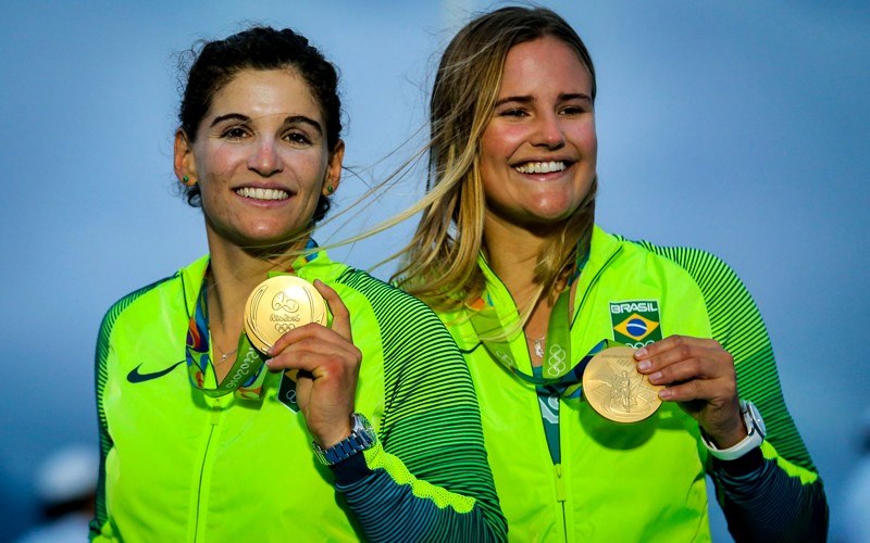 Martine Grael e Kahena Kunze exibem a medalha de ouro conquistada na categoria 49er FX nos Jogos Olmpicos do Rio de Janeiro de 2016 - Foto: Ministrio do Esporte
