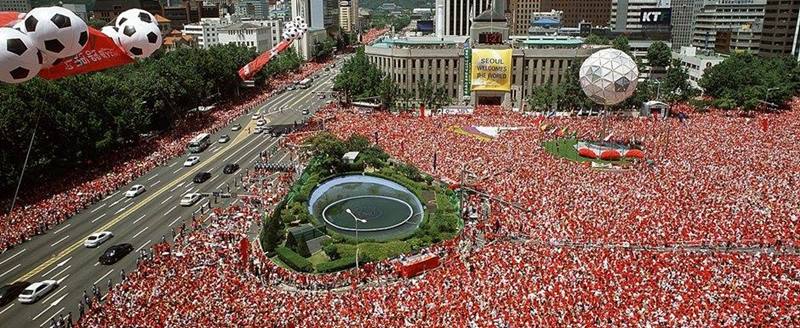 Torcida da Coreia do Sul acompanhando jogo de sua seleo na Copa do Mundo de Futebol de 2002 na Coreia do Sul e no Japo - Foto: ijs