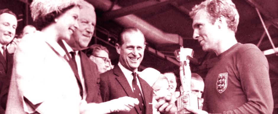 Rainha Isabel II (Elizabeth II) entregando o trofu da Copa do Mundo de 1966 para Bobby Moore, capito da Seleo Inglesa - Foto: National Media Museum