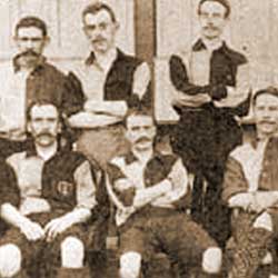 Charles William Miller, sentado ao centro, o pai do futebol e do rugby no Brasil.