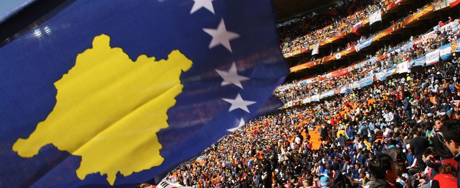 Bandeira do Kosovo em estdio de futebol - Foto: Blerimuka