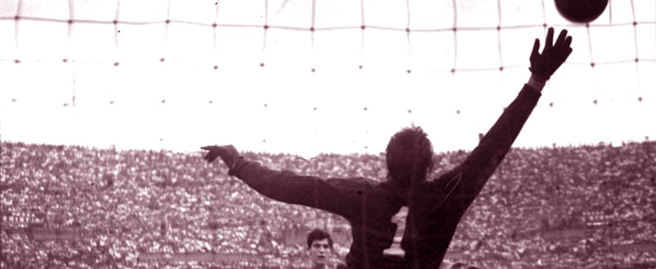 Lev Yashin faz uma defesa no jogo Argentina vs Unio Sovitica (URSS) no estdio River Plate de Buenos Aires em 1961. - Foto: 