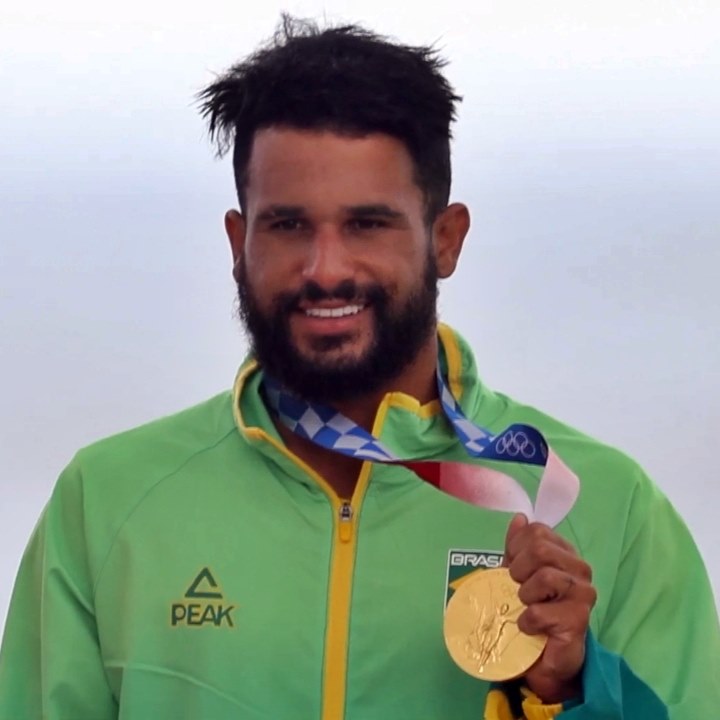 Ítalo Ferreira exibe a medalha de ouro do surfe masculino nos Jogos Olímpicos de Tóquio 2020 (2021) - Foto: Rede Esporte