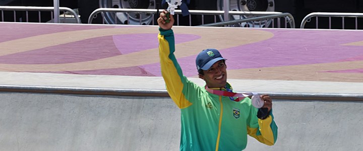 Kelvin Hoefler exibe a medalha de prata de street masculino de skate nos Jogos Olmpicos de Tquio de 2020 (2021) - Foto: Rodolfo Vilela (Rede do Esporte)