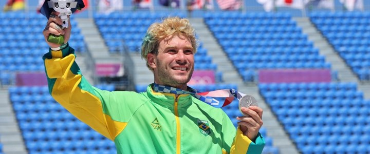 Pedro Barros exibe a medalha de prata de park masculino de skate nos Jogos Olmpicos de Tquio de 2020 (2021) - Foto: Breno Barros (Rede do Esporte)