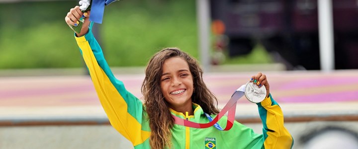 Rayssa Leal exibe a medalha de prata de street feminino de skate nos Jogos Olmpicos de Tquio de 2020 (2021) - Foto: Breno Barros (Rede do Esporte)