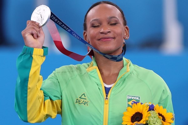 Rebeca Andrade exibe a medalha de prata conquistada na prova do individual geral da ginástica artística feminina nos Jogos Olímpicos de Tóquio 2020 (2021) - Foto: Ricardo Bufolin